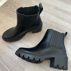 Universal Thread Women’s Naya Heeled Chelsea Boots Black